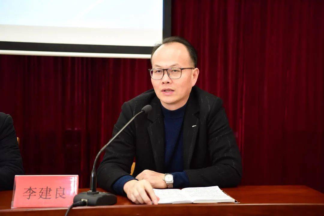 县研训中心副主任杨浙东和嘉善高级中学副校长李建良对方淳教师及五县