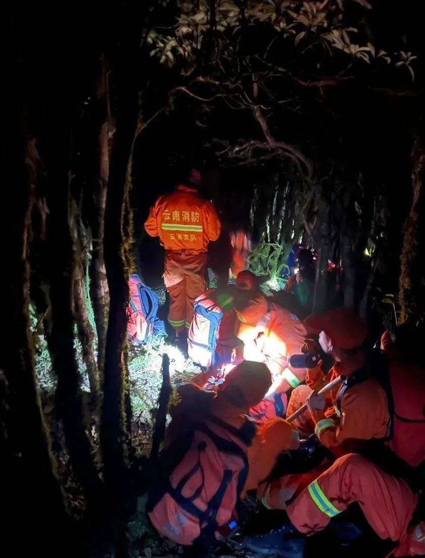 指挥部3辆消防车8名指战员及江川,华宁,通海,澄江,易门,元江6个县(市