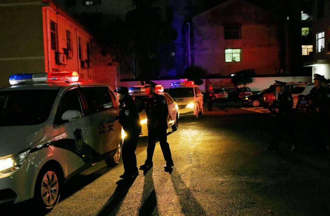 沅江公安出动大批警察,警车!全城清查.