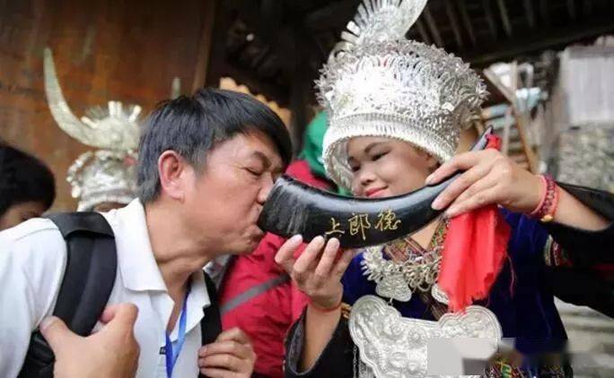 嘿嘿你没看错"我"是用牛角杯盛起来喝的牛在苗族人民的心中拥有很高的