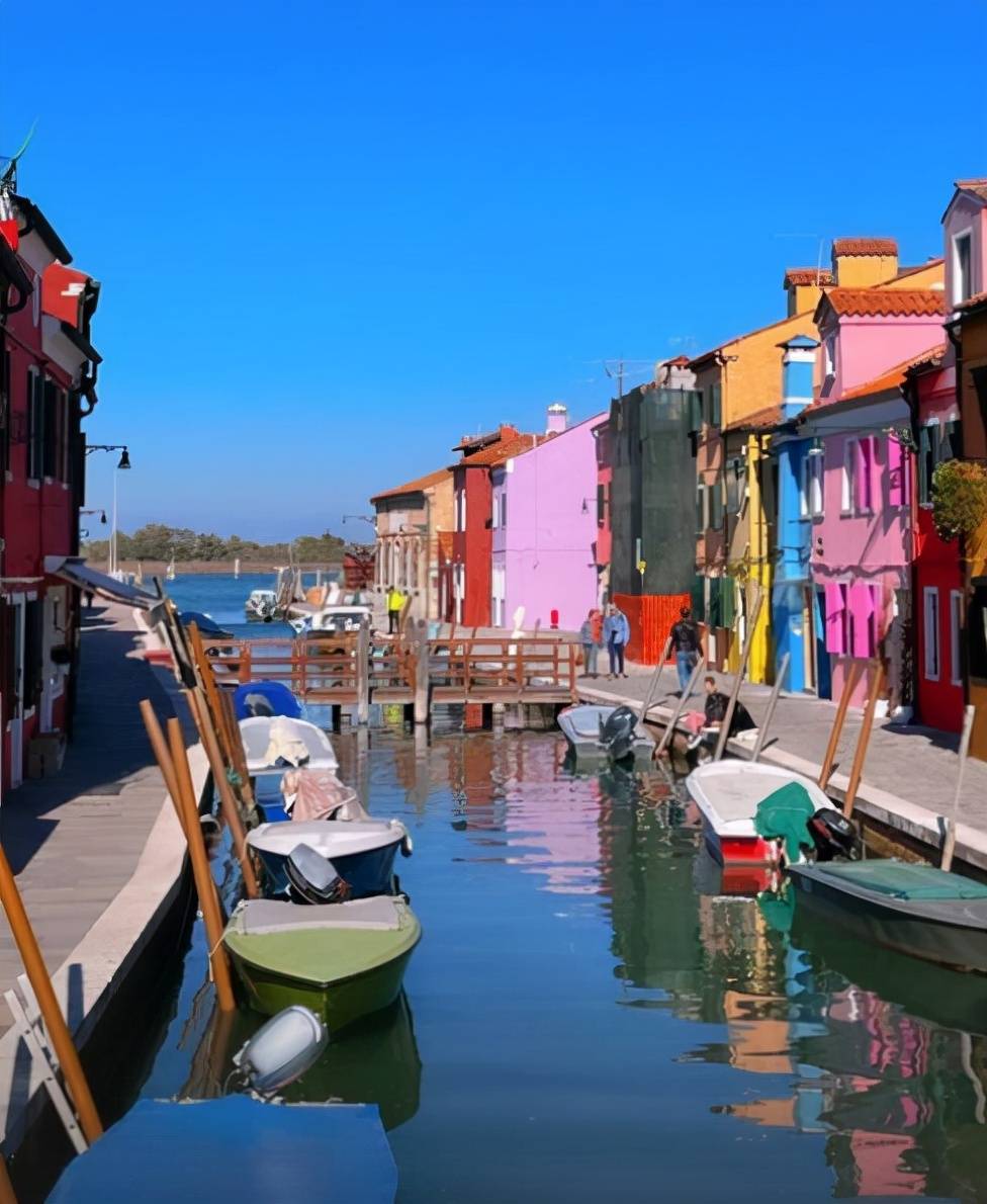 李嫣和闺蜜在国外玩街拍,独特气质吸引路人侧目,生活很丰富