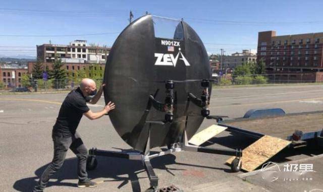 老外打造奇葩电动“飞碟”！乘客只能趴着，每小时飞257公里...