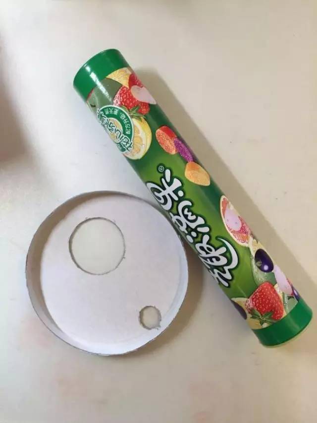 水瓶的上端剪下来,一个衔接在纸筒上,另取两个对接在一起作为接球器