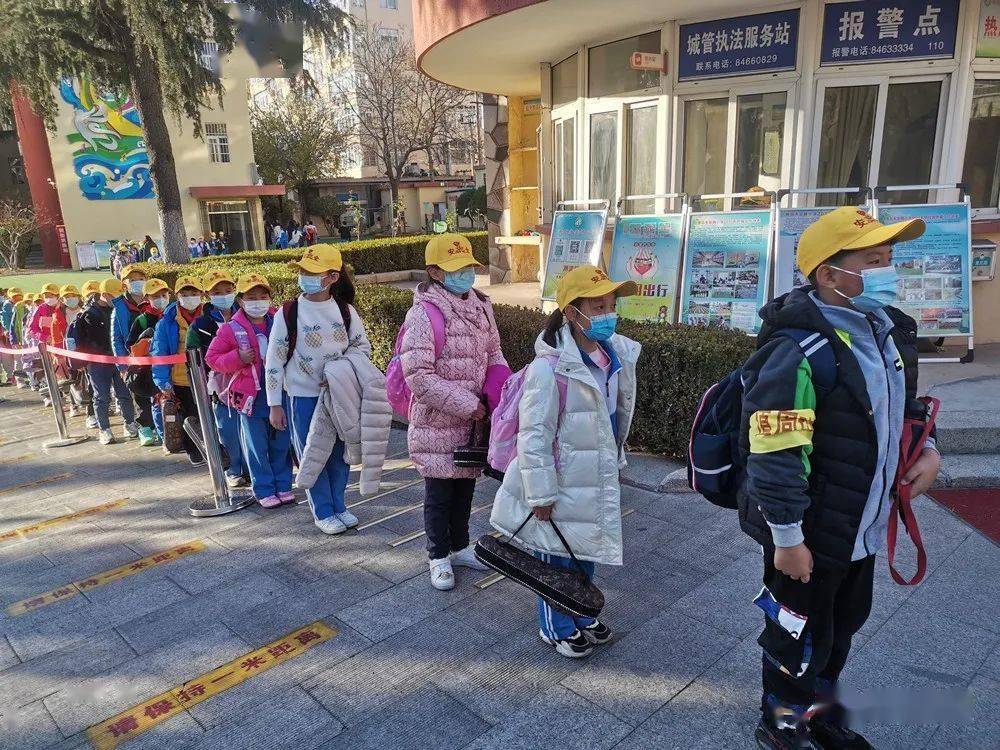 安全教育青岛永安路小学丨小小黄帽天天戴出行安全总常在