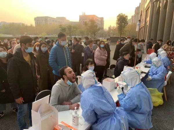 闭环中的复旦江湾校区，互助文档刷屏！一句句“我能提供的物品”，传递互助温暖