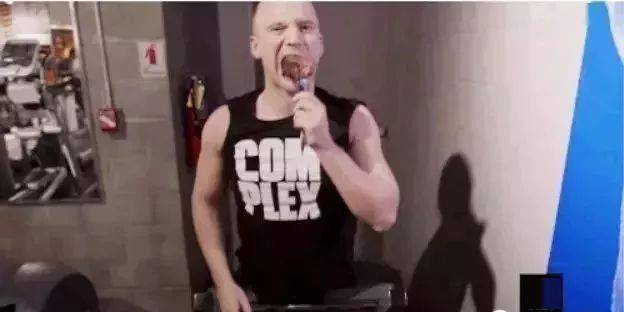 Sean|作死小伙挑战巨石强森5000卡饮食，结果吃到吐了......