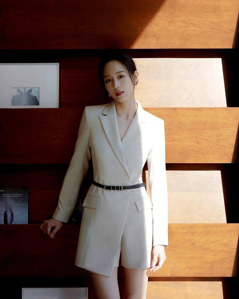 张钧甯西装杀秀纤细美腿扎低马尾光影间酷飒有范