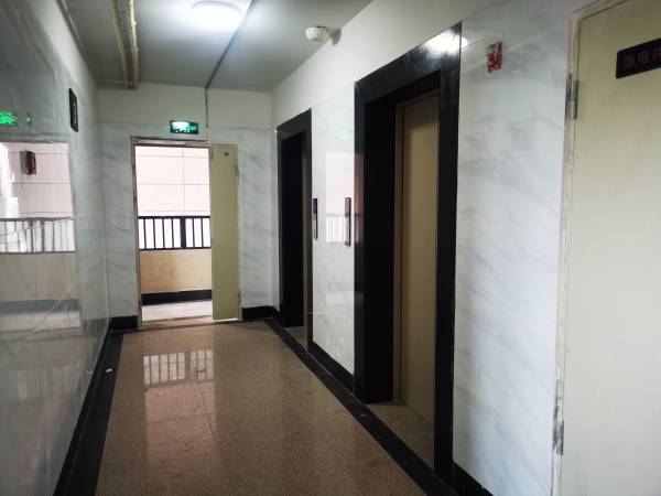 小区楼道换新衣 为民服务解难题