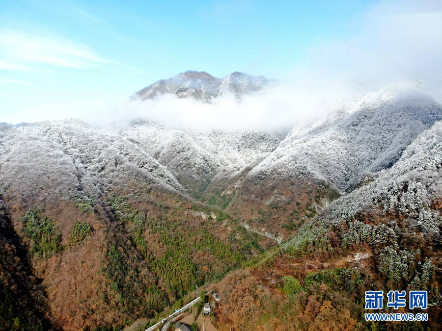 十堰|湖北十堰：雪后十八里长峡 半山皑皑半山红