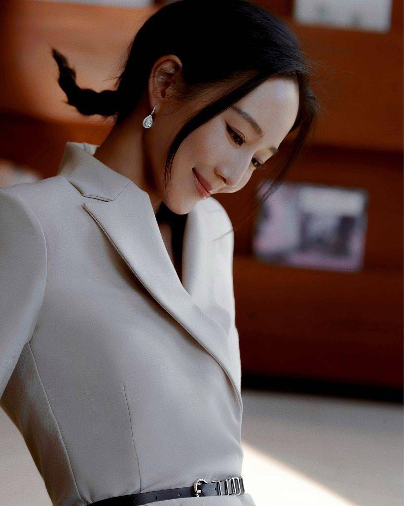 张钧甯"西装杀"秀纤细美腿 扎低马尾光影间酷飒有范