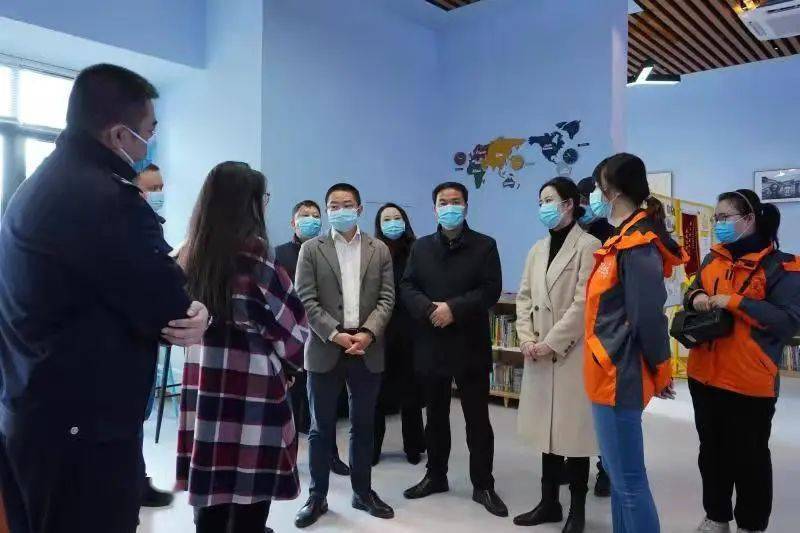 11月25日,弹子石街道党工委书记黄良谋,办事处主任曾金陪同区委政法委