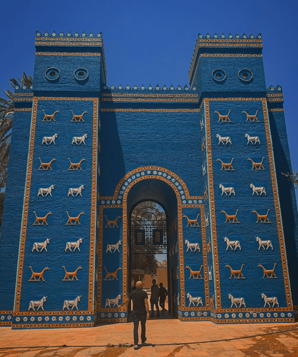 是进入巴比伦城的8座城门之一,整体呈现出明亮的蓝绿色,表面装饰有数