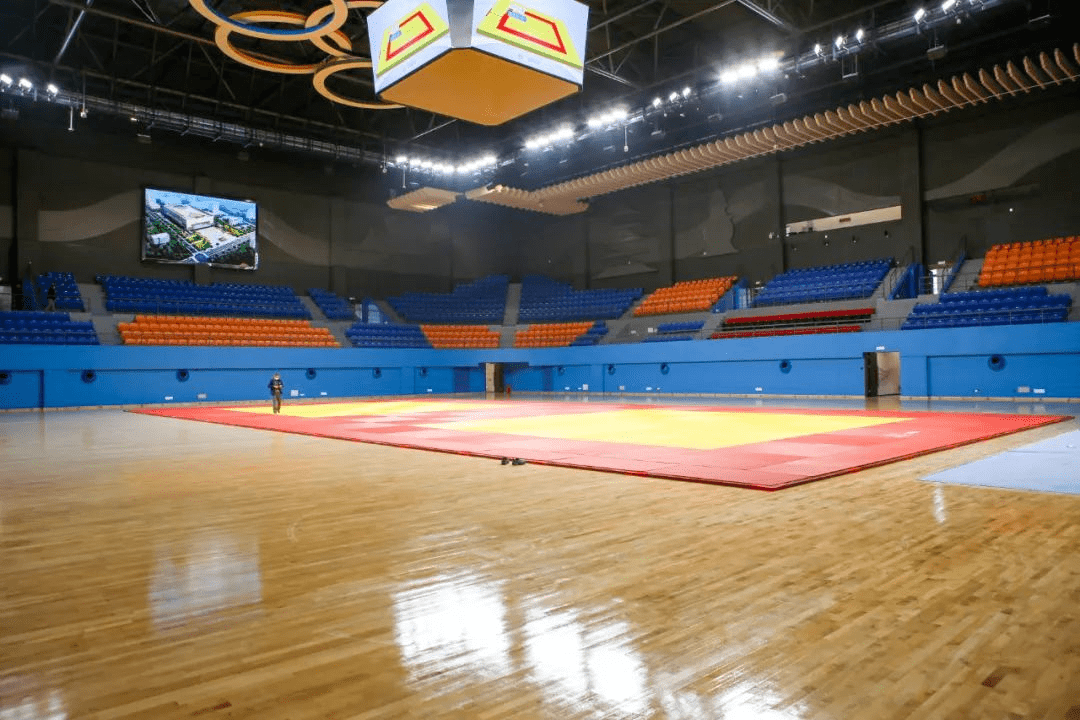 杭州市代表二队赵悦涵说:"场地很大,灯光很好,观众席座位也很多,然后