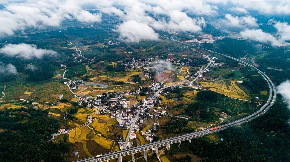 逢山开路遇水架桥奋力当好建设现代化新湖南开路先锋