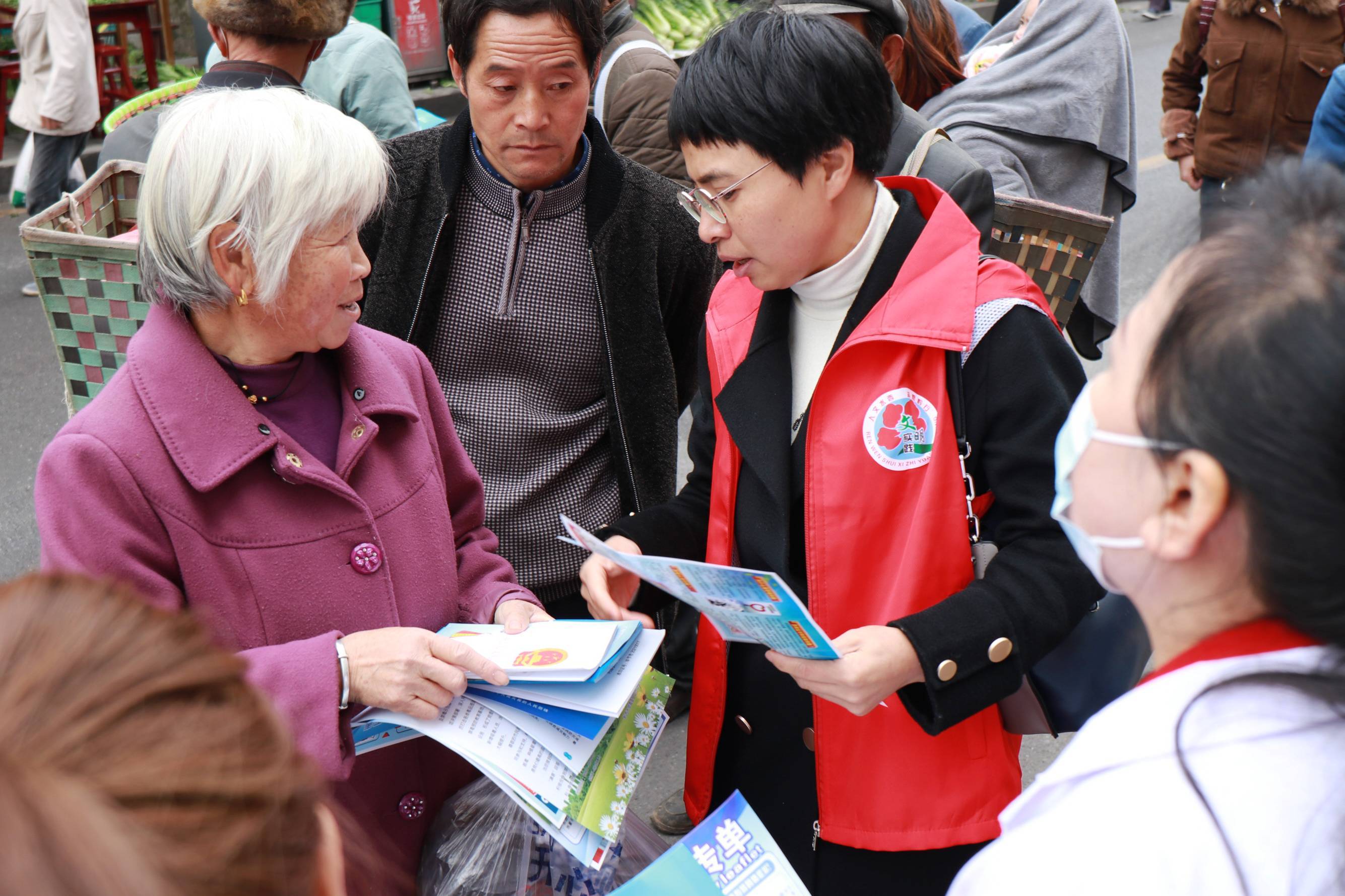 黔西市林泉镇开展文化科技卫生三下乡暨冬季用火用电安全宣传活动