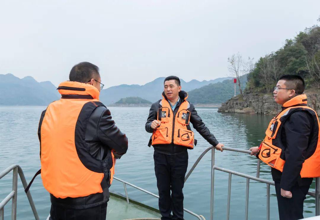 11月26日下午,市委副书记,市长,市总河长宋晓路率队到普定县开展巡河