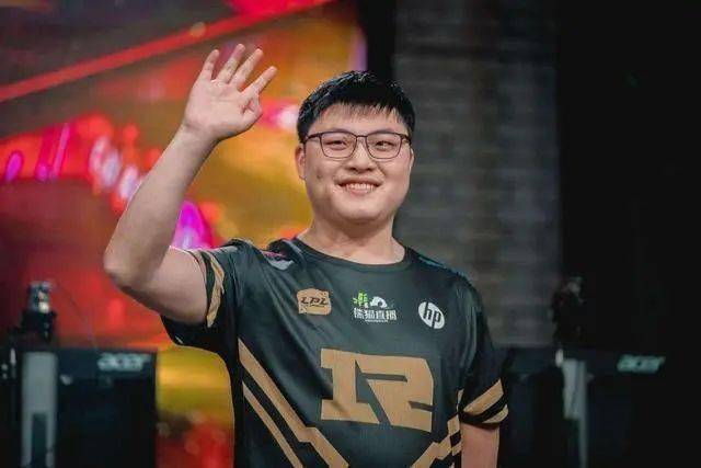 uzi复出 71049ce670e54173b791504c90f7f4ff.jpeg