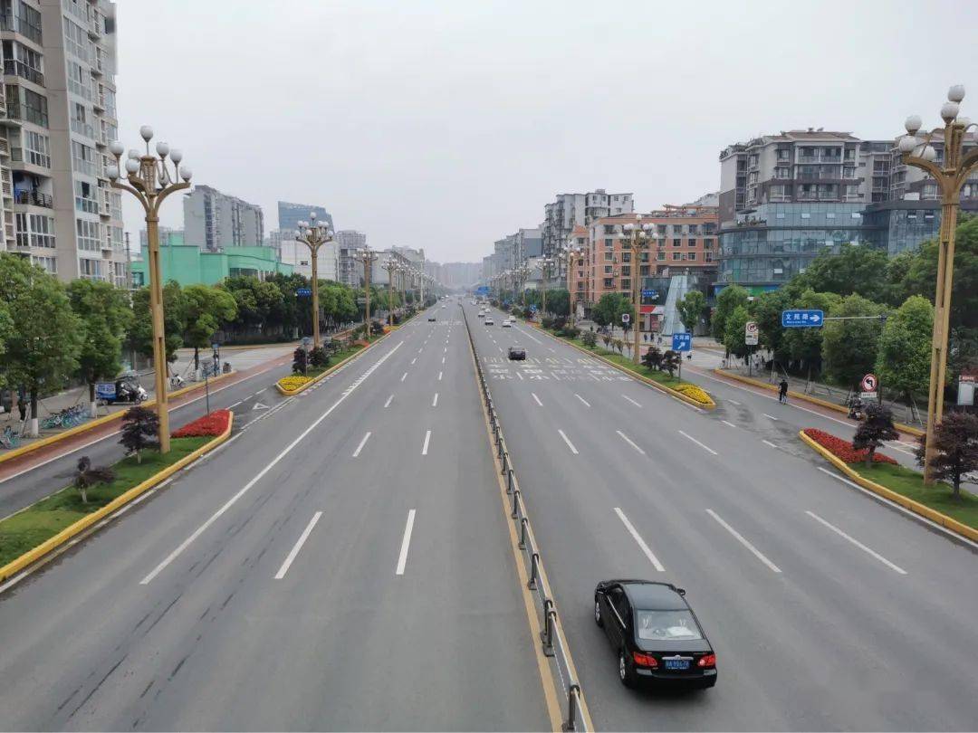 简阳雄州大道这个十字路口处,增设隔离护栏的原因来了!