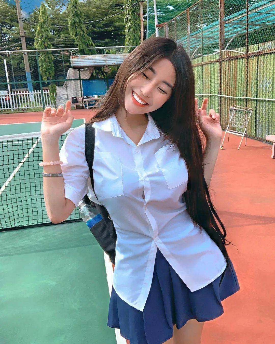 越南美少女 越南00后小辣妹，凭傲人身材走红网络，却只想做个语文老师？_NgocTran_自律_人间