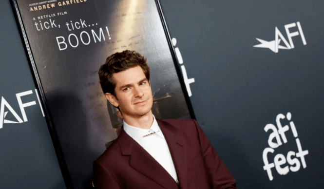 影片改编自著名音乐剧创作人乔纳森·拉森(jonathan larson)的同名