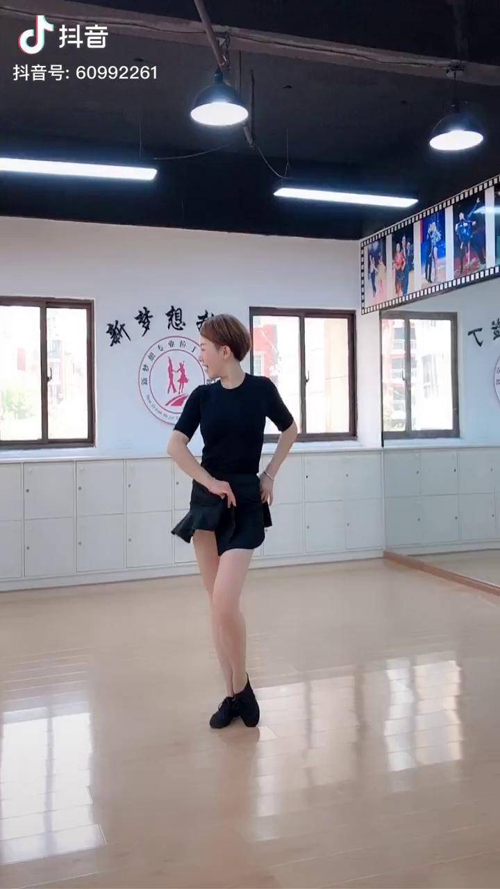 02舞蹈短发女生图片