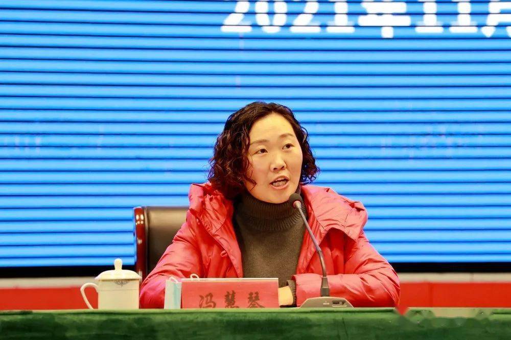 11月27日下午,区人民政府教育督导室主任冯慧琴作了《把握新形势 迎接