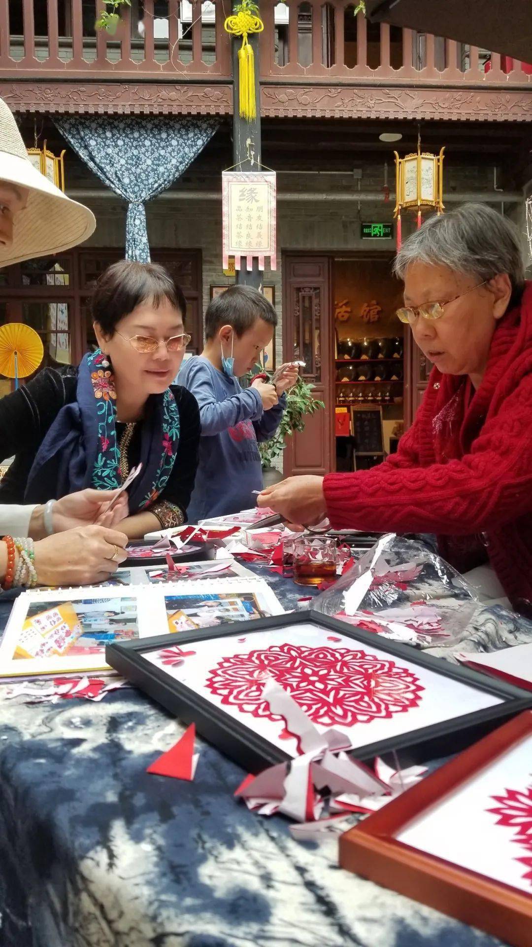 由云南省茶文化博物馆主办的丨剪纸艺术展_展览_参观者_变形