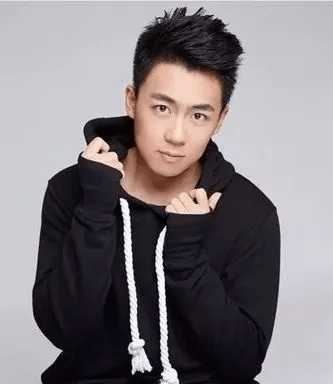 主持人冬阳已被停岗,杭州新闻联播提词器故障,是否该主持人买单