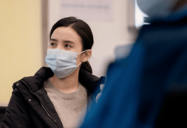 最让我印象深刻,第一个就是以袁泉饰演的文婷医生和小卖部老板的故事