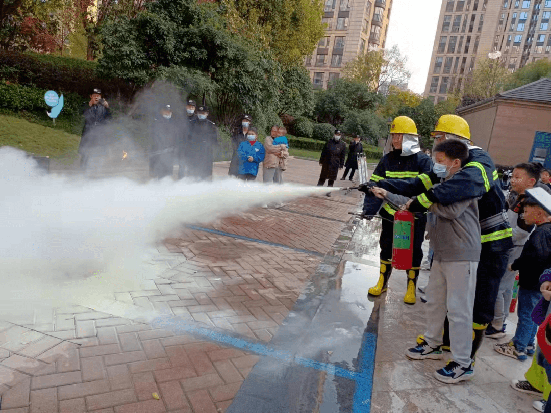 双湾国际城小区开展消防演习