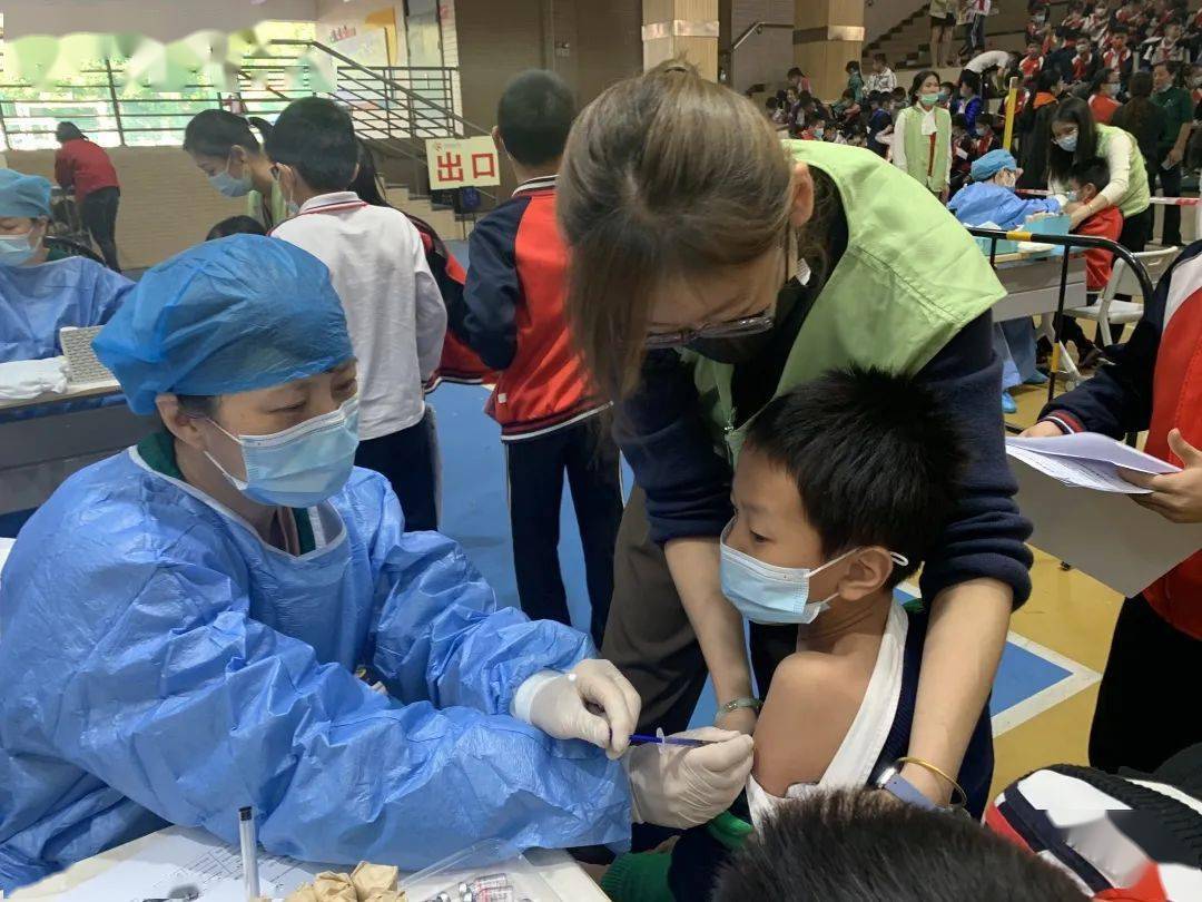 "大手拉小手,一起来接种"---长安镇中心小学顺利开展新冠疫苗第2针