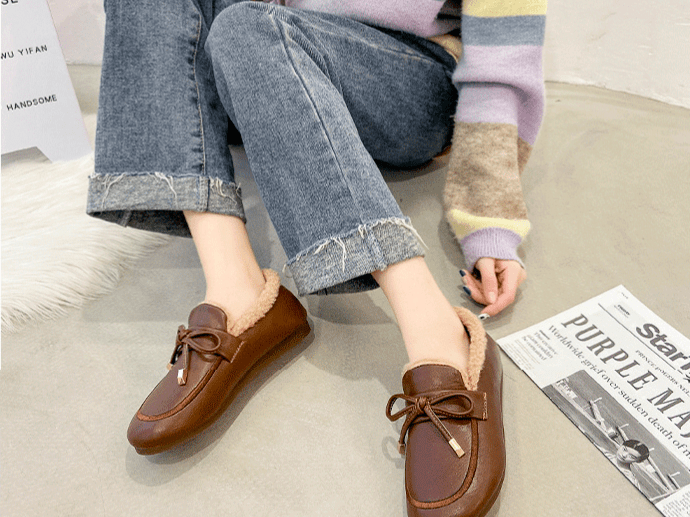 脚背 连续霸榜几年的马丁靴也该退位了吧！？这双保暖又软萌的乐福毛毛鞋才是今冬新秀！