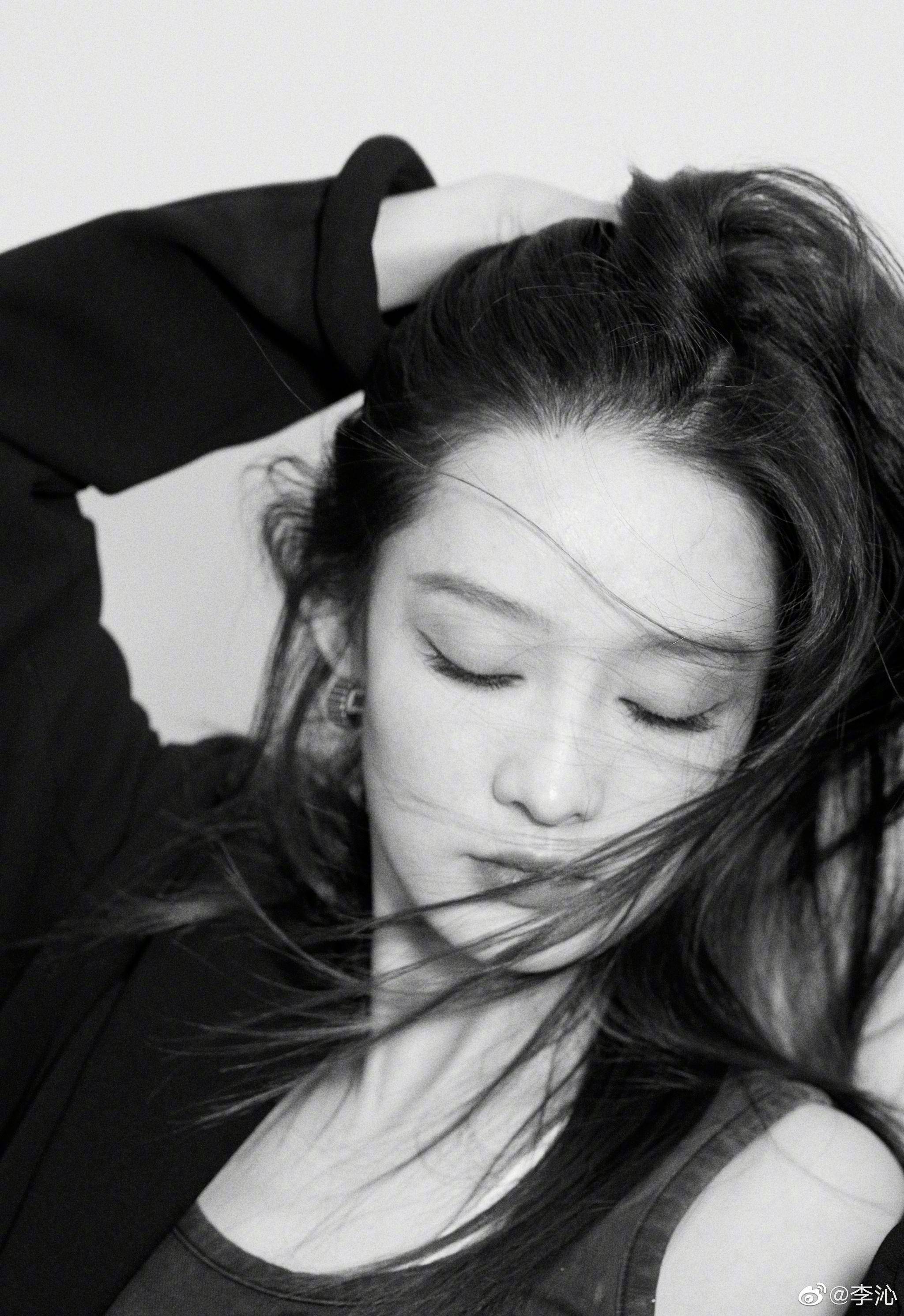 李沁分享一组黑白质感大片沁沁好美好有气质