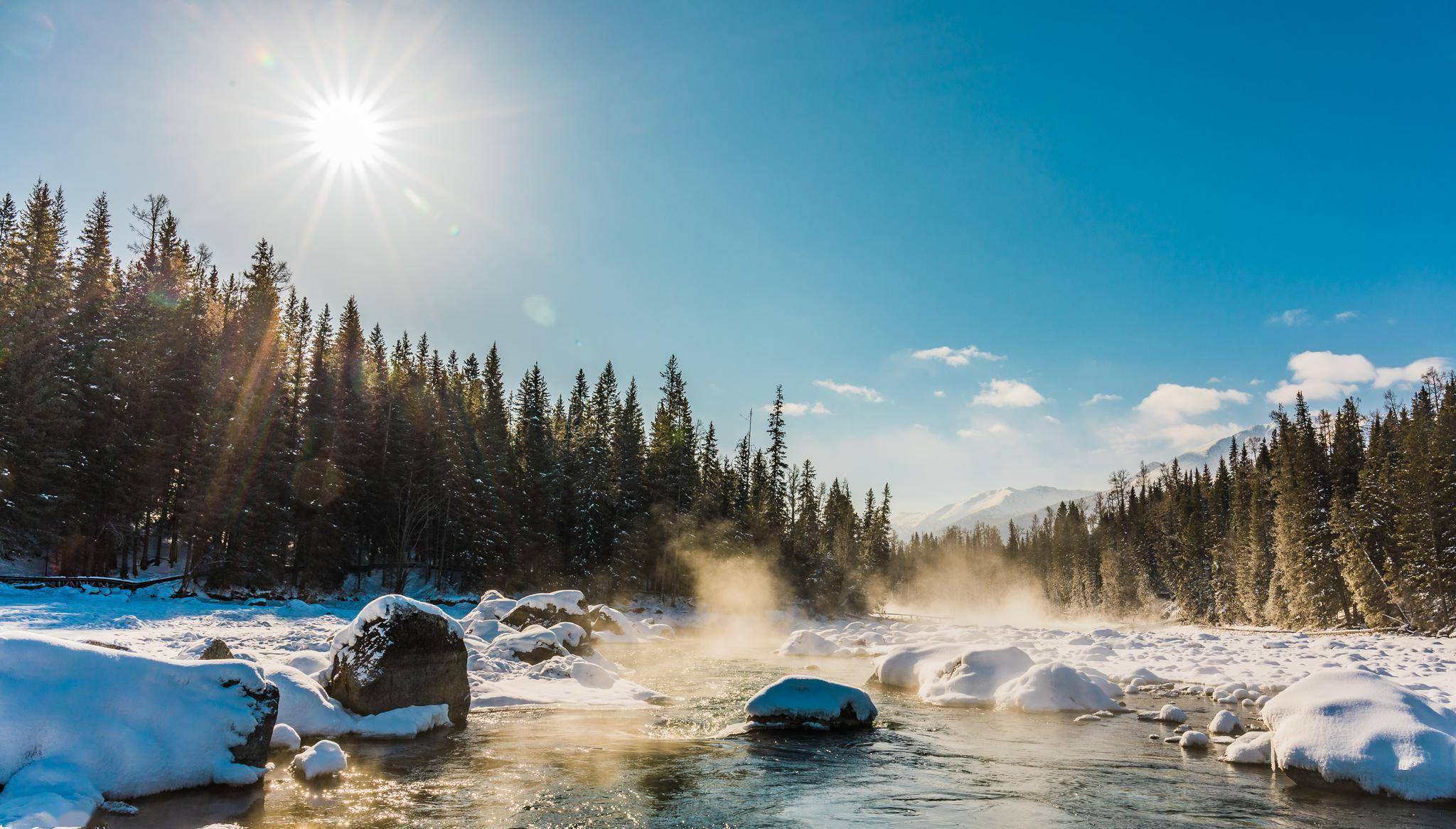 冬季的喀纳斯湖,褪去了秋的妩媚,安静如处子一般,冰清玉洁