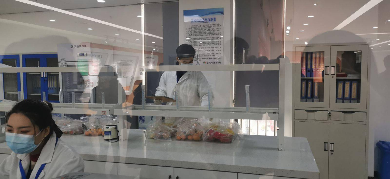 临沂嘉兴水果批发市场抽检实验室 王伟 摄