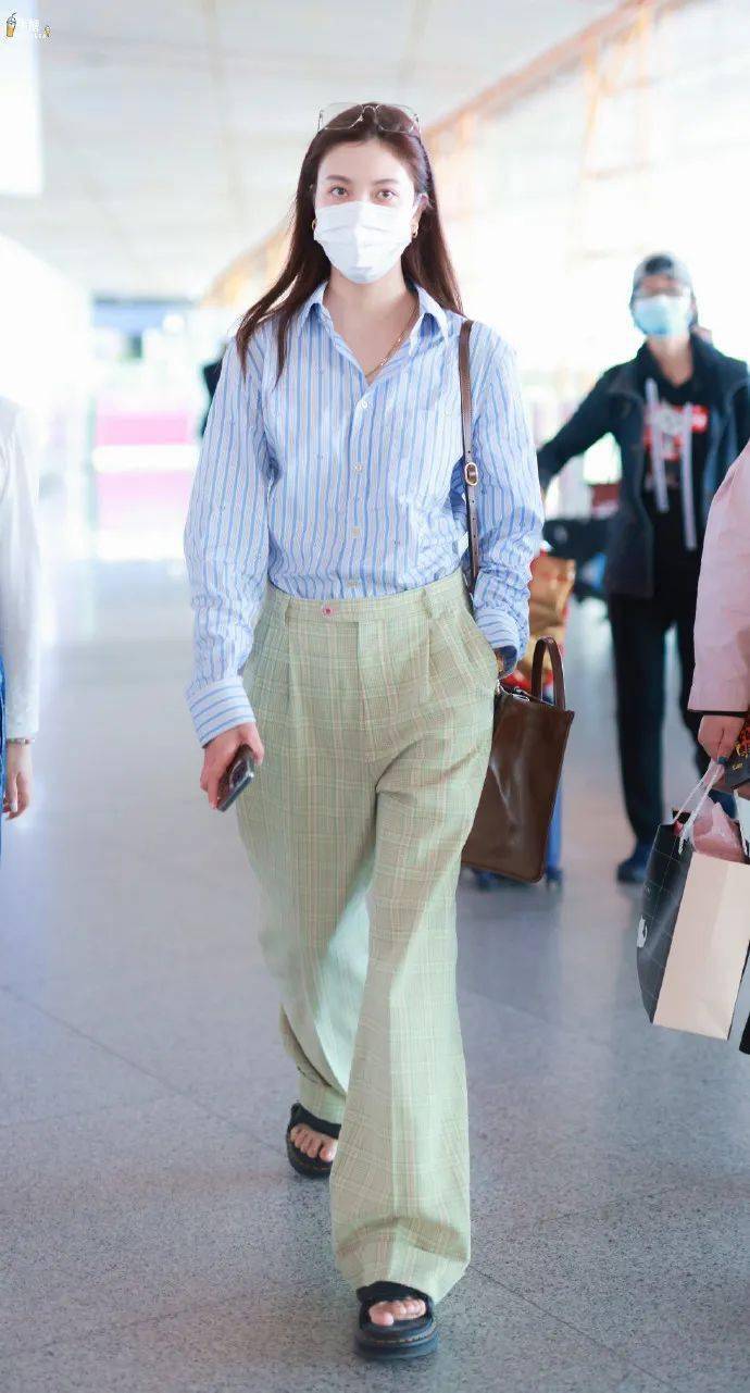 西裤 不论多冷,一进屋就恢复辣妹风