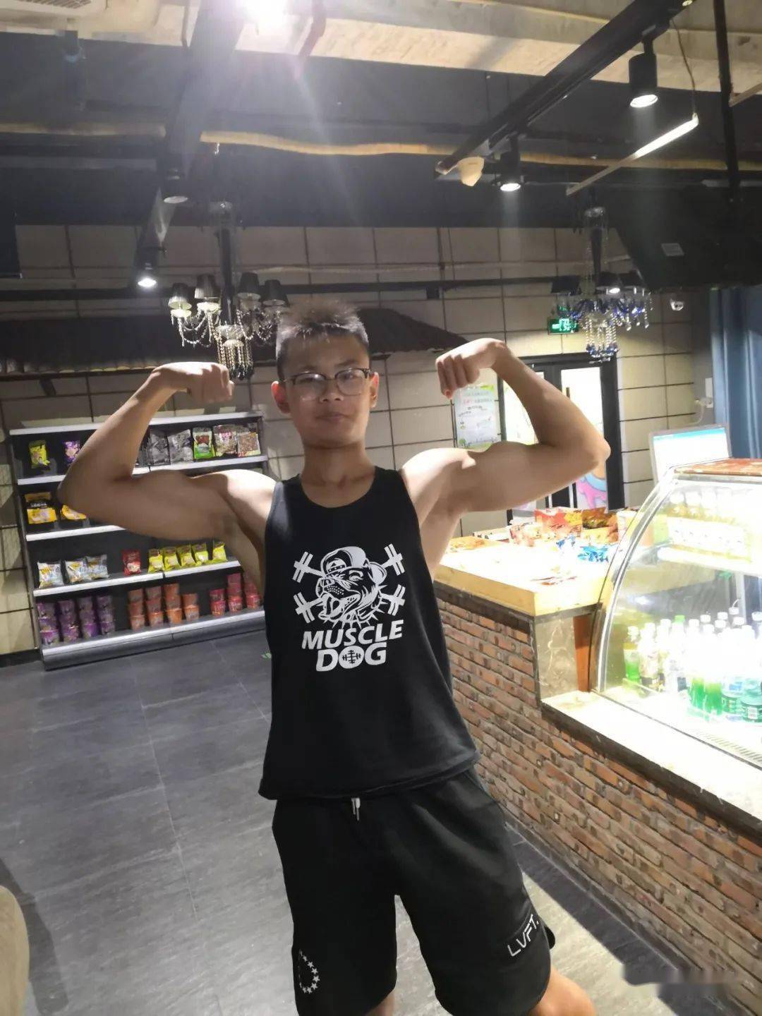 我叫周涛, 18周岁, 177cm, 80公斤, 江苏南通人 ,日常做组卧推100kg