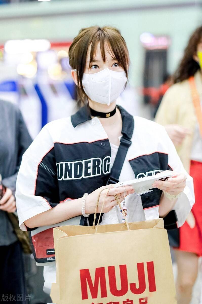 街拍勾雪莹拼色字母印花短袖衬衫牛仔裤黑色项圈青春活力