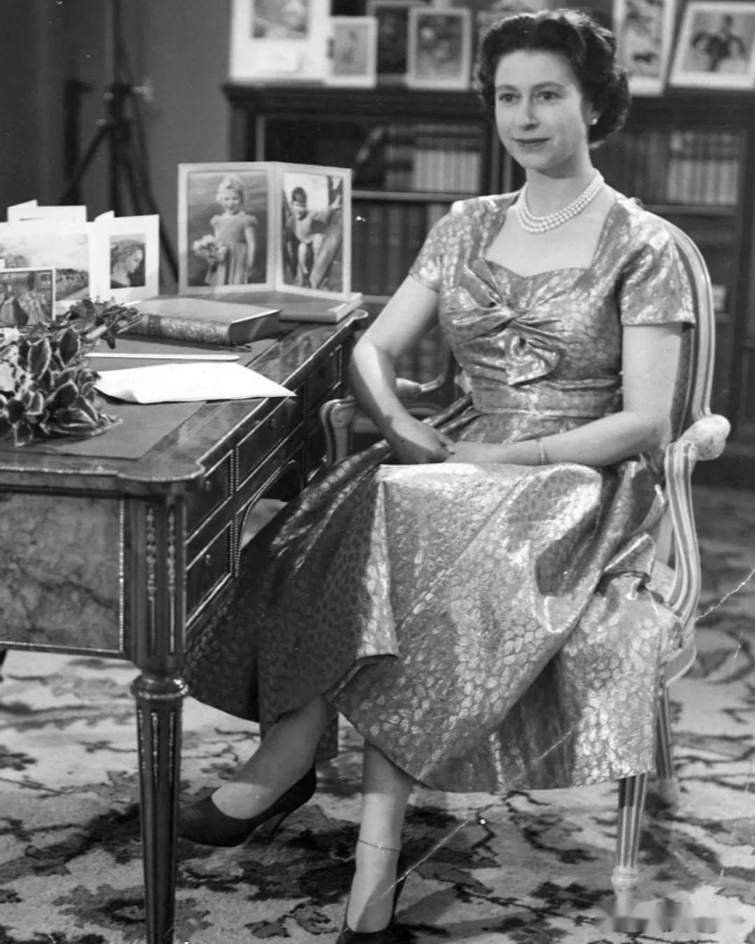 历史老照片埃及金字塔旁晒日光浴的女郎打枪的伊丽莎白女王