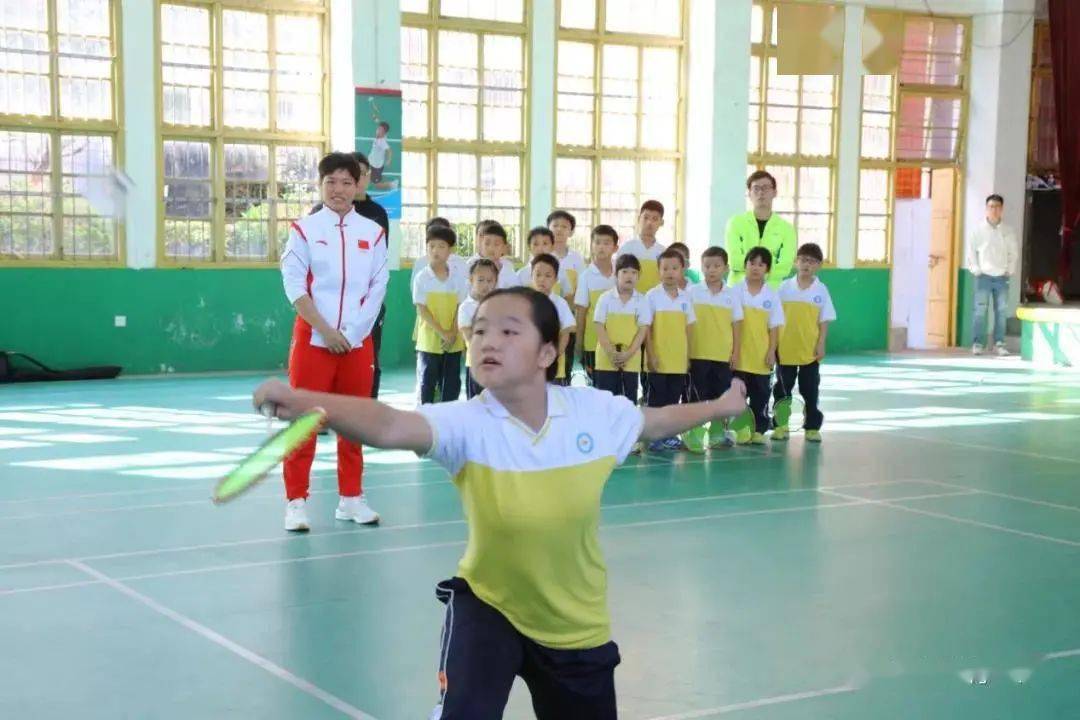 冠军公益课球不落地决不放弃黄东萍走进母校南安市国专中心小学弘精神