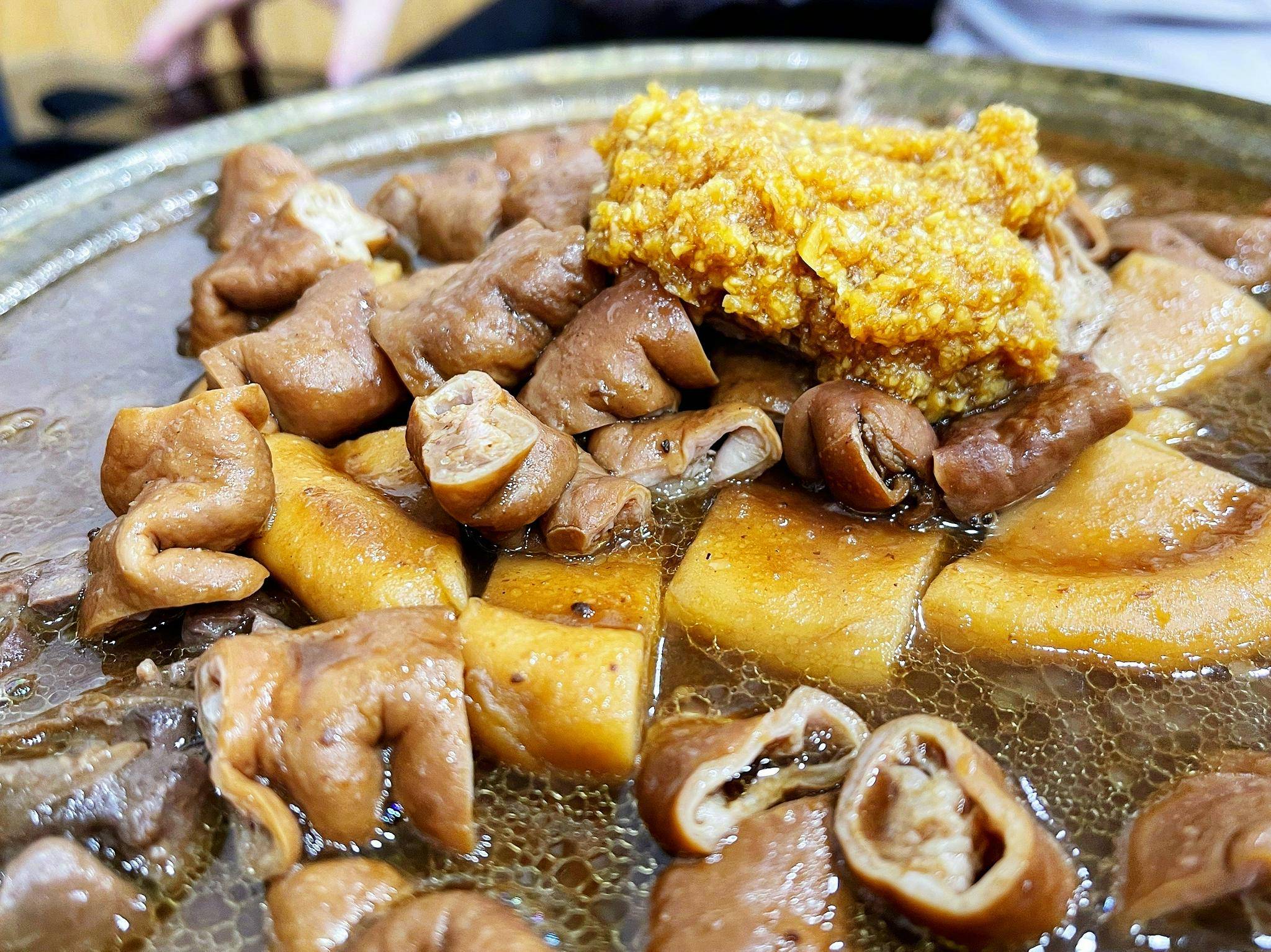 寒冬夜晚朋友小聚热闹的小馆儿热气腾腾一锅卤煮端上桌