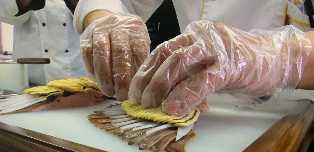 老鹰的爪子,翅膀都是用的疙瘩咸菜,做冷拼要求底下的火腿泥不能露着