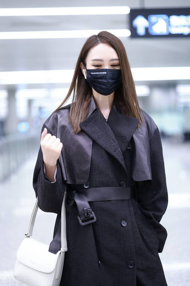 童瑶穿黑色收腰风衣脚踩黑色长靴简约高级