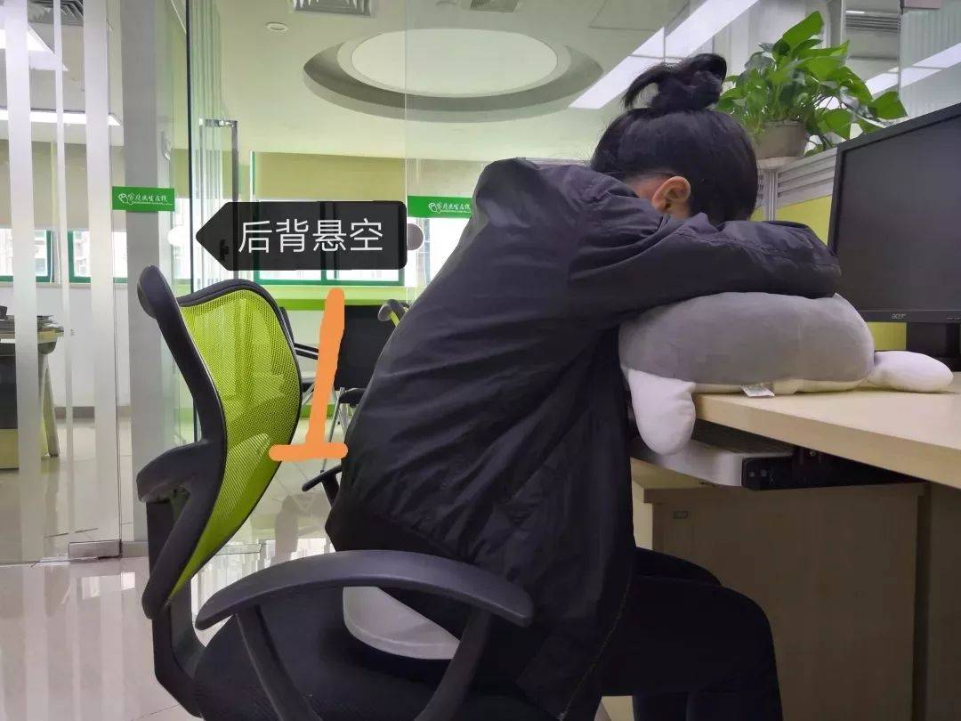 你以为你是那啥站着睡觉的动物?话说,这样能睡着吗?