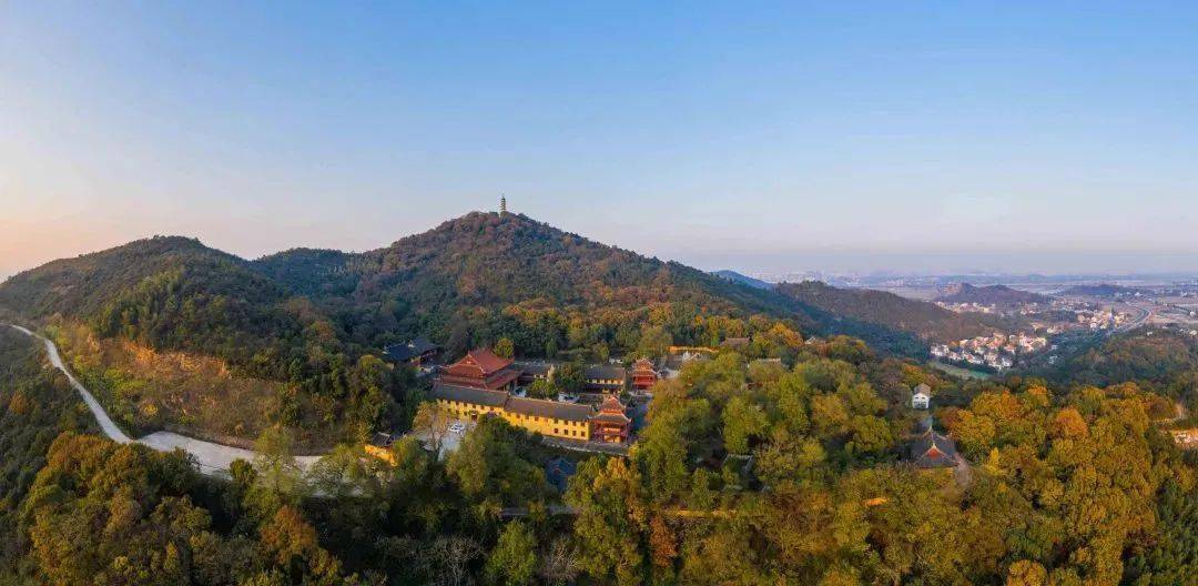 护圣万寿禅寺位于市区南郊七公里外的道场山中,举目望去,古木参天