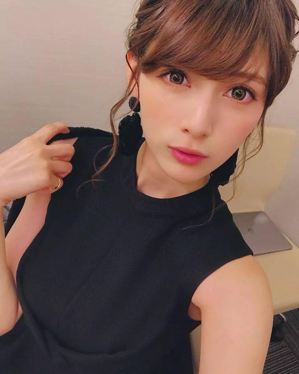 angela的本名为山本结巳,出身地为日本埼玉县,今年21岁.