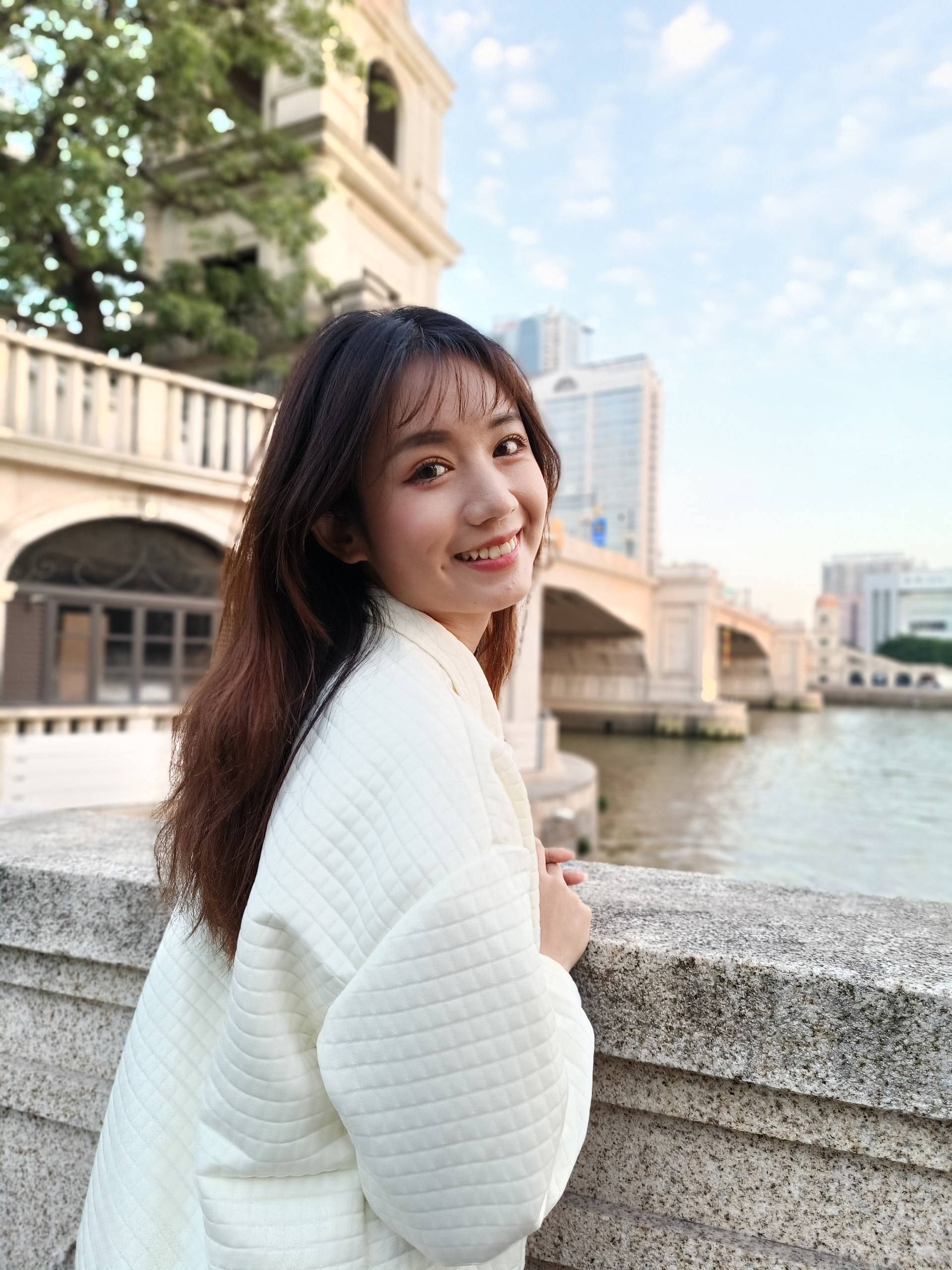 小姐姐首秀opporeno7pro逆光自拍图赏