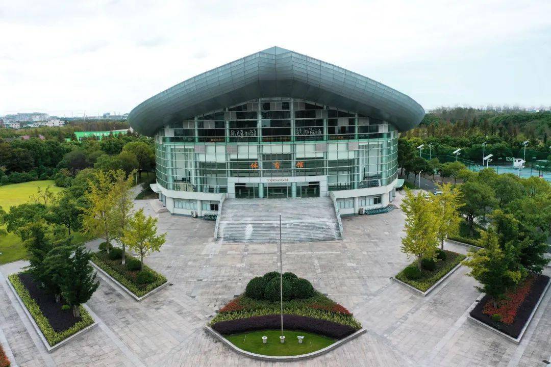 馆(左右滑动图片完成拼图)第五关点击查看原图散发着行政楼独有的气息