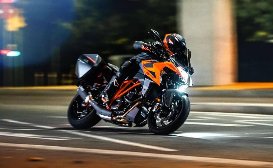 ktm 2022 运动旅行车 1290 super duke gt 户外特写_搜狐汽车_搜狐网