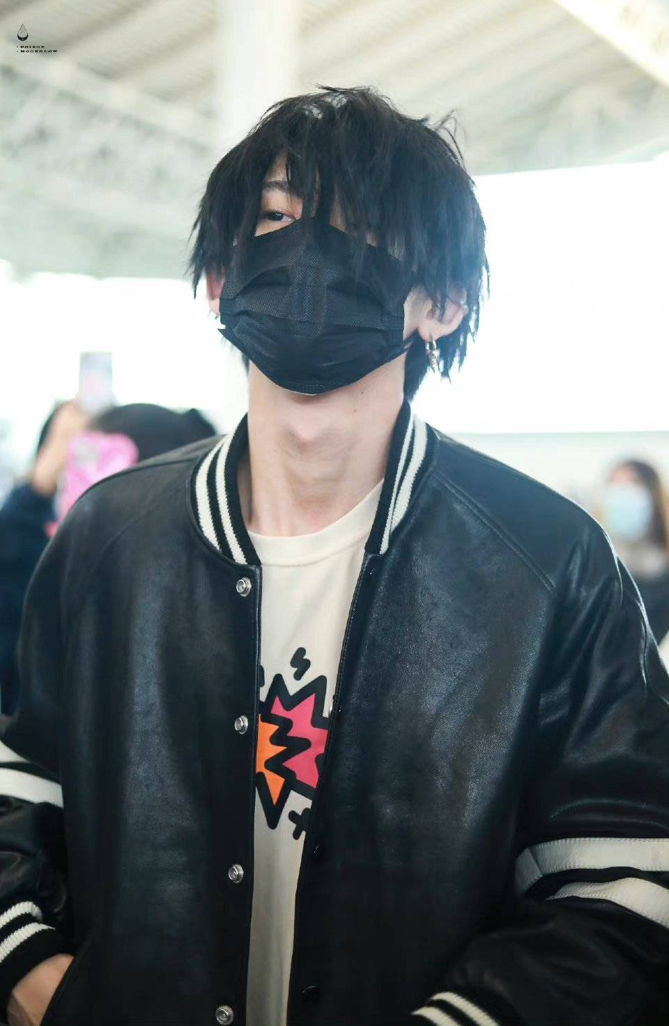 小鬼王琳凯1122机场饭 长刘海 一身黑穿搭好酷,好像漫撕男!